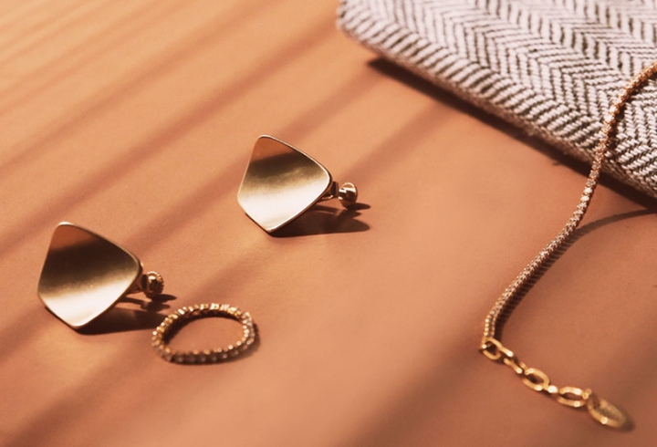 Đeo những chiếc nhẫn, vòng cổ và hoa tai hợp thời trang của chúng tôi để trông thật tuyệt vời